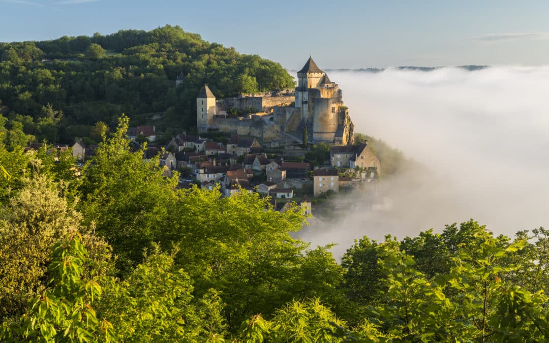 château de castelnaud dans le brouillard