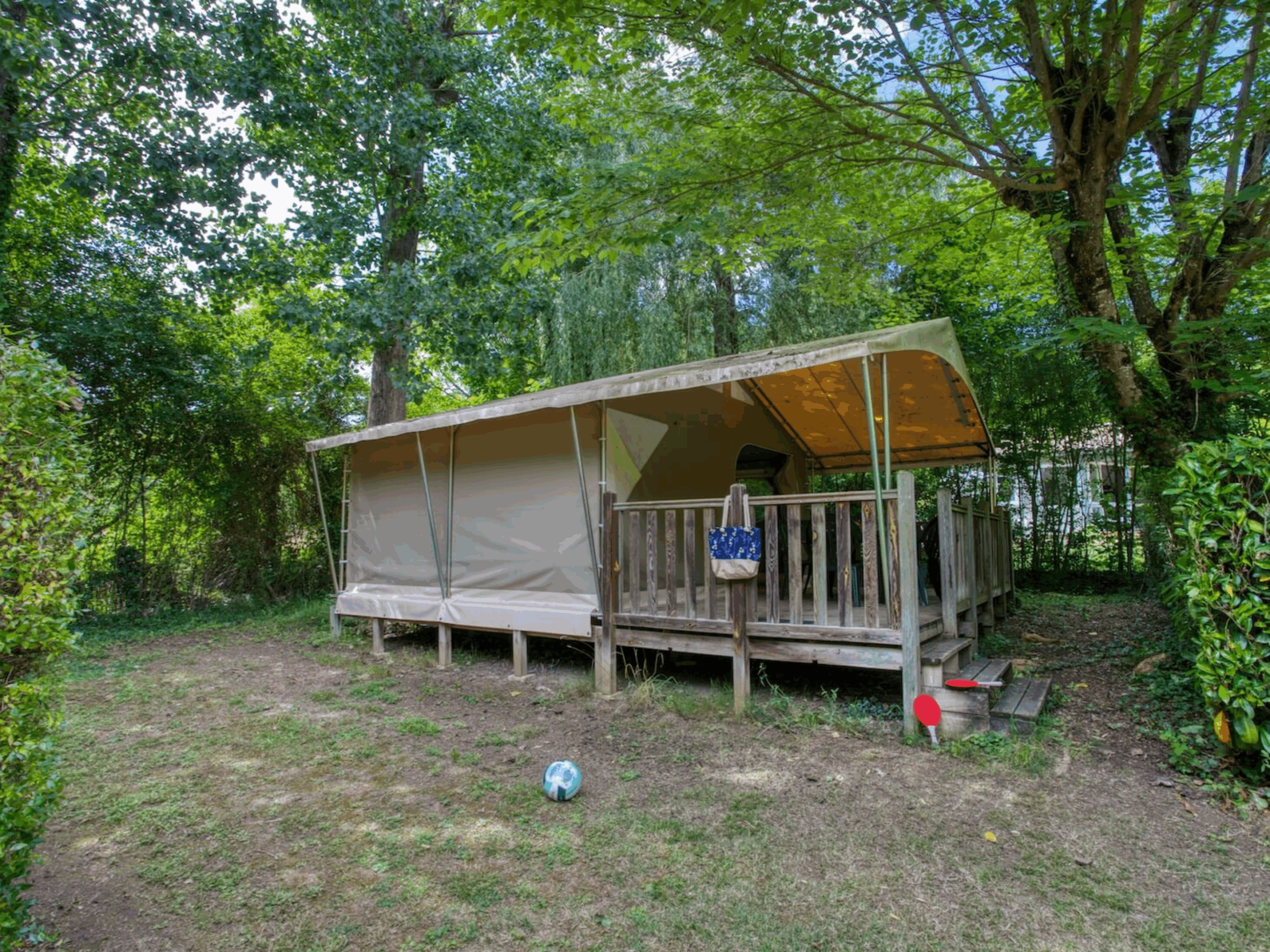 Location de tente équipée dans camping Le Tiradou en Dordogne