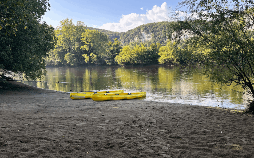 Canoe sur la rivière Dordogne avec le camping le Tiradou