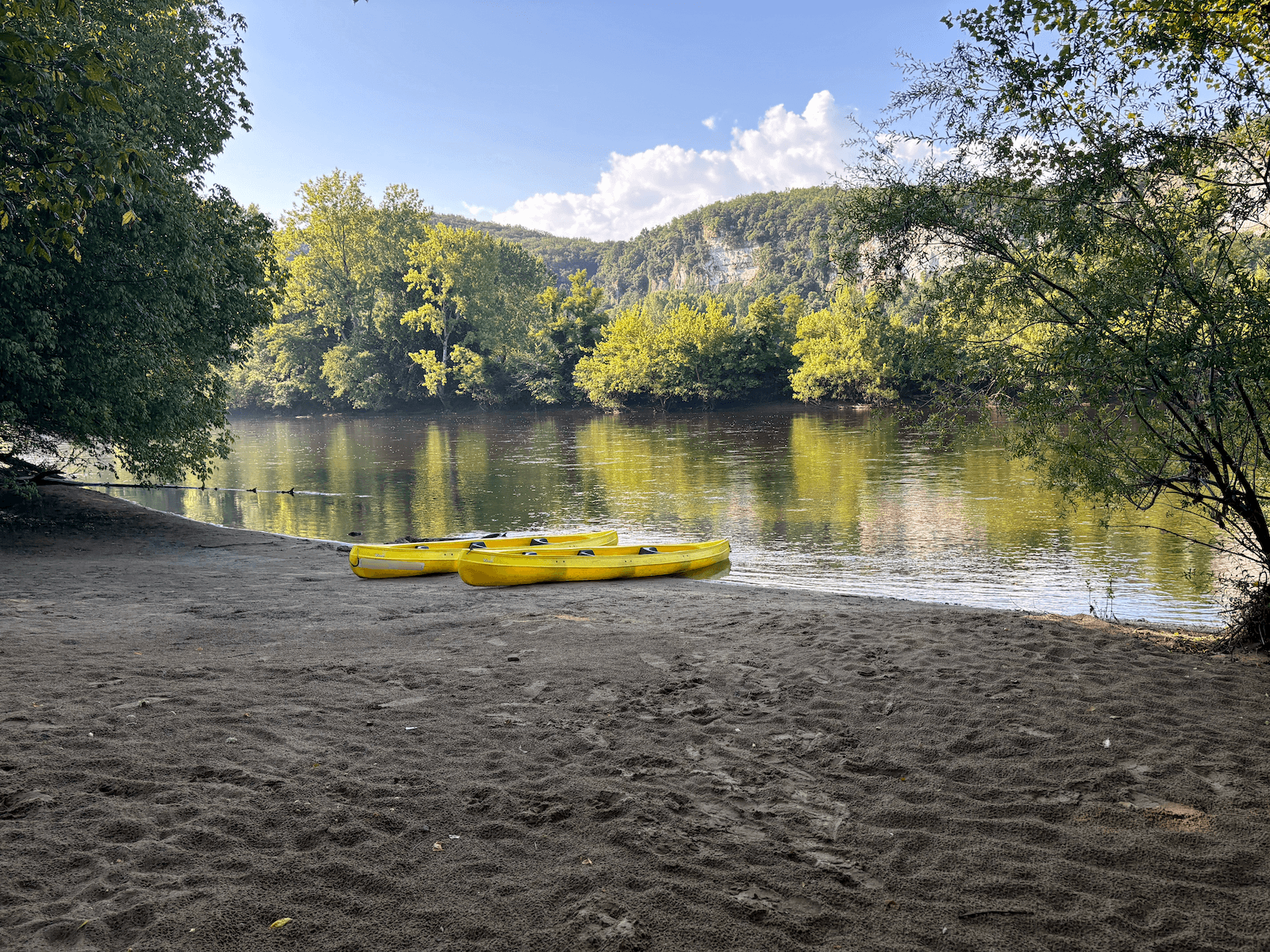 Canoe sur la rivière Dordogne avec le camping le Tiradou